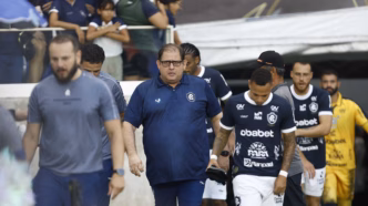 Guto Ferreira treinador do Remo entrando em campo com seus jogadores em partida da Série B