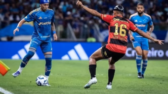 Kauã Moraes, lateral-direito do Cruzeiro, em ação durante a partida contra o Sport no Mineirão.