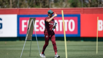 Treinador Zubeldía em atividade tática do Fluminense visando o jogo contra o Mirassol.