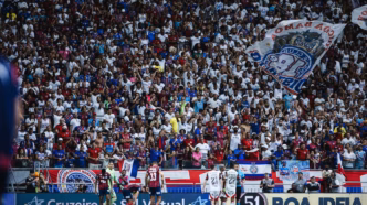 Torcida do Bahia lota a Arena Fonte Nova contra o Flamengo em jogo do Brasileirão.