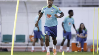 Rodrygo em treinamento com a seleção brasileira na Coreia do Sul.
