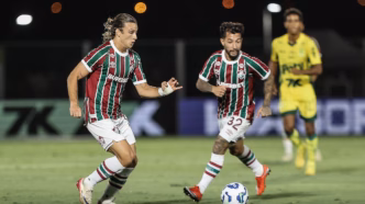 Canobbio, jogador do Fluminense, conduz a bola em partida contra o Mirassol.
