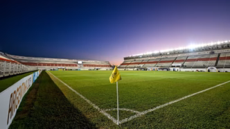Jogadoras da Ferroviária em campo durante partida da Libertadores Feminina no Estádio Francisco Urbano.