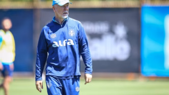 Mano Menezes comanda treino do Grêmio em meio a desfalques