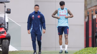 Pulgar em treino do Flamengo, escalado pela torcida para o clássico contra o Botafogo no Brasileirão.
