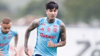 Pulgar treinando com o elenco do Flamengo, de volta após lesão.