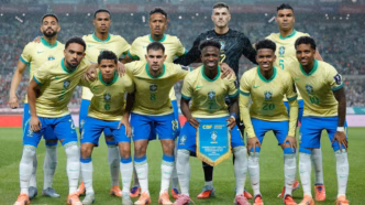 Jogadores da Seleção Brasileira em campo durante amistoso.