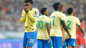 Estêvão comemorando um gol com a camisa da Seleção Brasileira