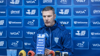 Vinícius Bergantin, técnico do Avaí, comanda a equipe durante partida.