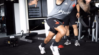 Equipamento 1080 Motion em uso no CT Moacyr Barbosa do Vasco da Gama para treinamento de força.