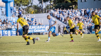 Quirino em lance de Londrina x São Bernardo pela Série C, com ambos os times buscando a vitória.