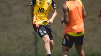 Vitão, jovem zagueiro do Atlético-MG, em treino antes do clássico contra o Cruzeiro.