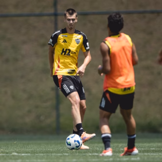 Vitão, jovem zagueiro do Atlético-MG, em treino antes do clássico contra o Cruzeiro.