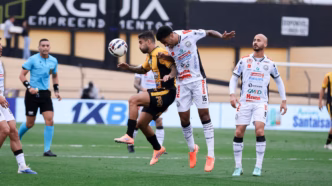 Jogadores do Operário-PR em campo durante a partida contra o Novorizontino pela Série B.