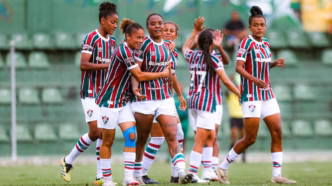 Jogadoras do Fluminense comemoram vitória sobre o Botafogo no Carioca Feminino.
