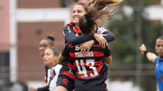 Jogadoras do Flamengo comemoram gol contra o Vasco no Campeonato Carioca Feminino.