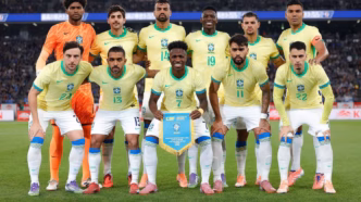 Seleção Brasileira perfilada antes da partida contra o Japão.