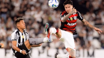 Erick Pulgar em ação durante o clássico entre Flamengo e Botafogo no Estádio Nilton Santos.