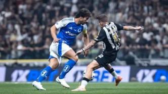 Lucas Silva, do Cruzeiro, e Bernard, do Atlético-MG, disputam bola na Arena MRV.