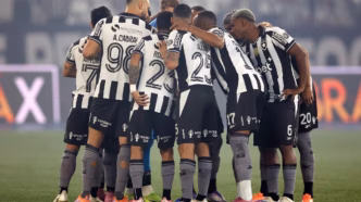 Jogadores do Botafogo celebrando uma jogada em campo.