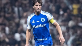 Lucas Silva, volante do Cruzeiro, em campo durante a partida.