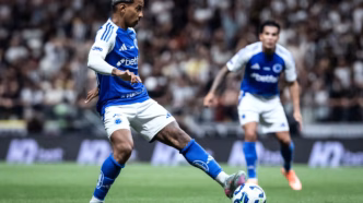 Matheus Pereira comemora gol pelo Cruzeiro em partida contra o Atlético-MG