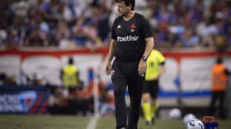 Fernando Diniz, técnico do Vasco, em partida pelo Brasileirão.