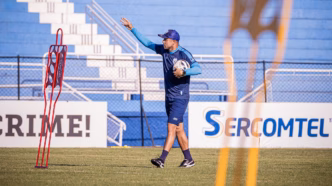Roger Silva, técnico do Londrina, em treinamento focado na final da Série C.