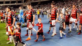 Jogadores do Flamengo em campo em partida contra o Botafogo.