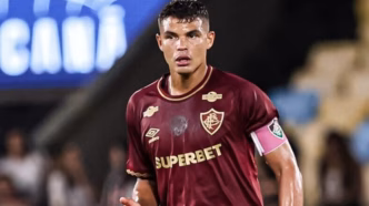 Thiago Silva em ação pelo Fluminense, com a camisa tricolor, em partida contra o Juventude em 2025.