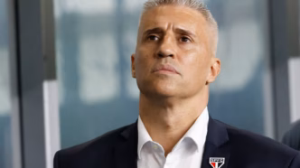 Hernán Crespo, técnico do São Paulo, visivelmente frustrado durante partida contra o Grêmio pelo Brasileirão.