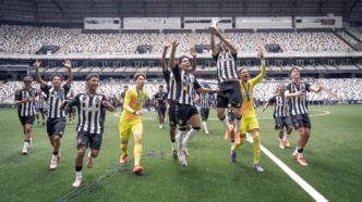 Atlético-MG comemora conquista do Campeonato Brasileiro Sub-17 com troféu em mãos.
