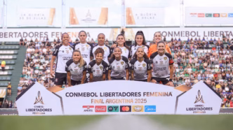 Jogadoras do Corinthians comemoram título da Libertadores Feminina 2025.