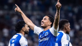 Christian comemora gol decisivo do Cruzeiro contra o Fortaleza, aproximando o time da vaga na Libertadores.