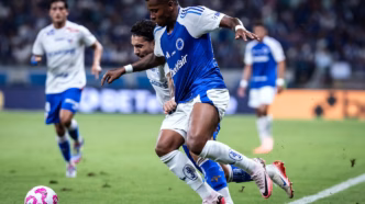 Arroyo em ação durante o jogo entre Cruzeiro e Fortaleza, com destaque para sua participação ofensiva.