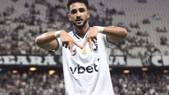 Chris Ramos comemora gol do Botafogo fazendo o sinal de 'M' em homenagem a Marco.