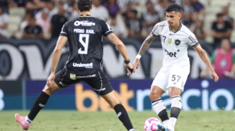 David Ricardo em ação pela defesa do Botafogo durante a partida contra o Ceará.