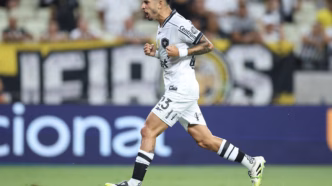 Santi Rodríguez em ação pelo Botafogo, com a bola dominada em partida do Brasileirão 2025.