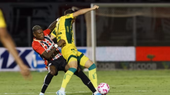 Arboleda, zagueiro do São Paulo, em ação durante a partida contra o Mirassol pelo Brasileirão 2025.