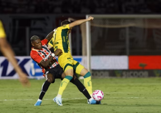 Arboleda, zagueiro do São Paulo, em ação durante a partida contra o Mirassol pelo Brasileirão 2025.