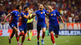 Jogadores do Bahia comemoram gol de Iago Borduchi contra o Grêmio.