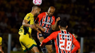 Lucas Moura em ação pelo São Paulo em partida contra o Mirassol.