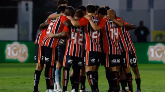 Elenco do São Paulo reunido em campo antes de partida.