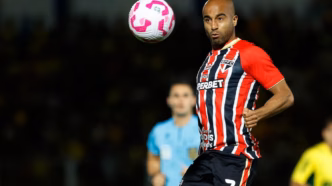 Lucas Moura em campo pelo São Paulo durante partida do Brasileirão.