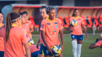 Ravenna em treino com a Seleção Brasileira Sub-17 durante a preparação para a Copa do Mundo.