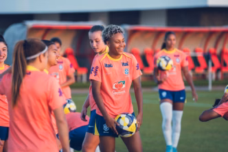Ravenna em treino com a Seleção Brasileira Sub-17 durante a preparação para a Copa do Mundo.