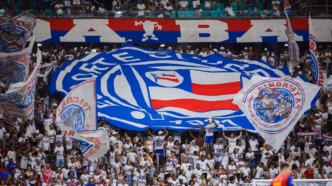 Torcida do Bahia comemora no estádio.