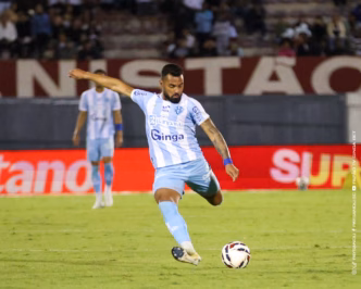 Wendel Jr, meia-atacante do Paysandu, comemora gol em partida da Série B.