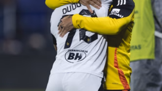 Dudu e Sampaoli em partida da Copa Sul-Americana entre Independiente del Valle e Atlético-MG.
