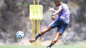 Danilo, volante do Botafogo, em treino no gramado.